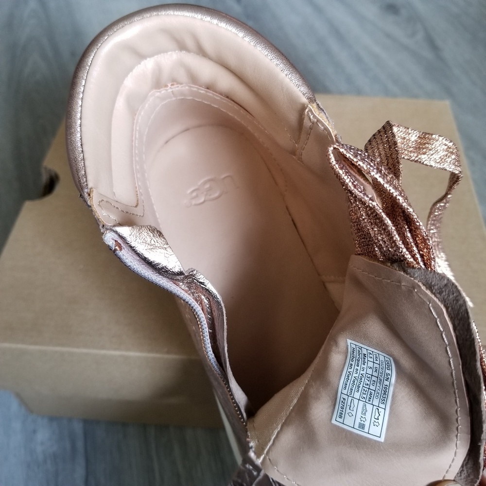 UGG Olive Metallic Sneakers. - Picture 5 of 6